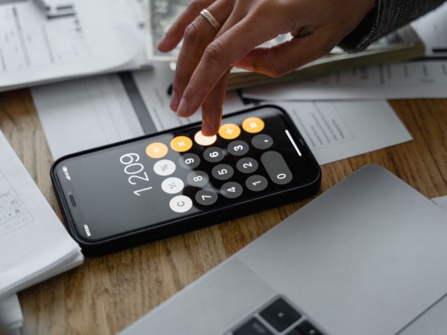 Comparatif d’applications pour suivre son budget en voyage