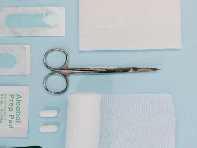 Préparer une trousse de secours pour voyager